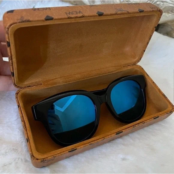 NWOT Ladies MCM Black Sunglasses With Original Case And Cloth - Picture 4 of 11